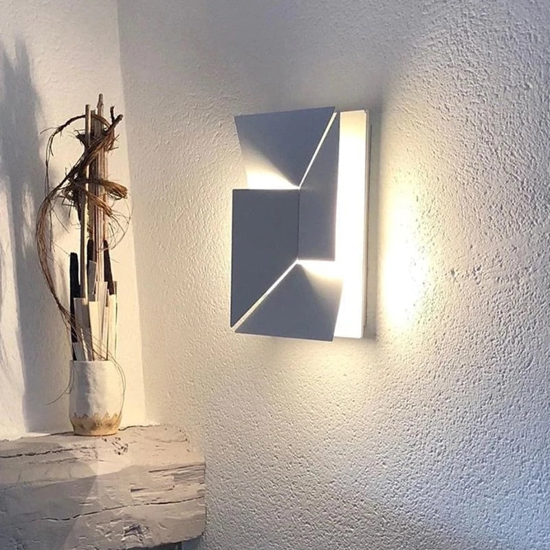 IllumiBeam – Elegant 3D Wall Lamp for Stunning Light Effects